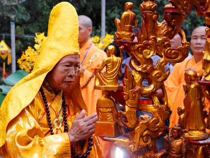 Hàng nghìn tăng ni, phật tử xứ Huế đi bộ 4km rước Phật